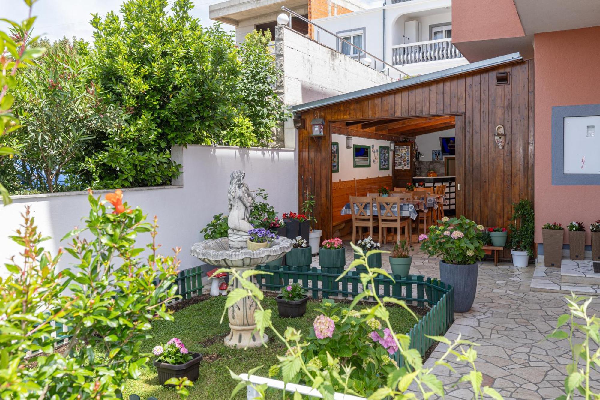 Apartments Mikanovic Crikvenica Bagian luar foto